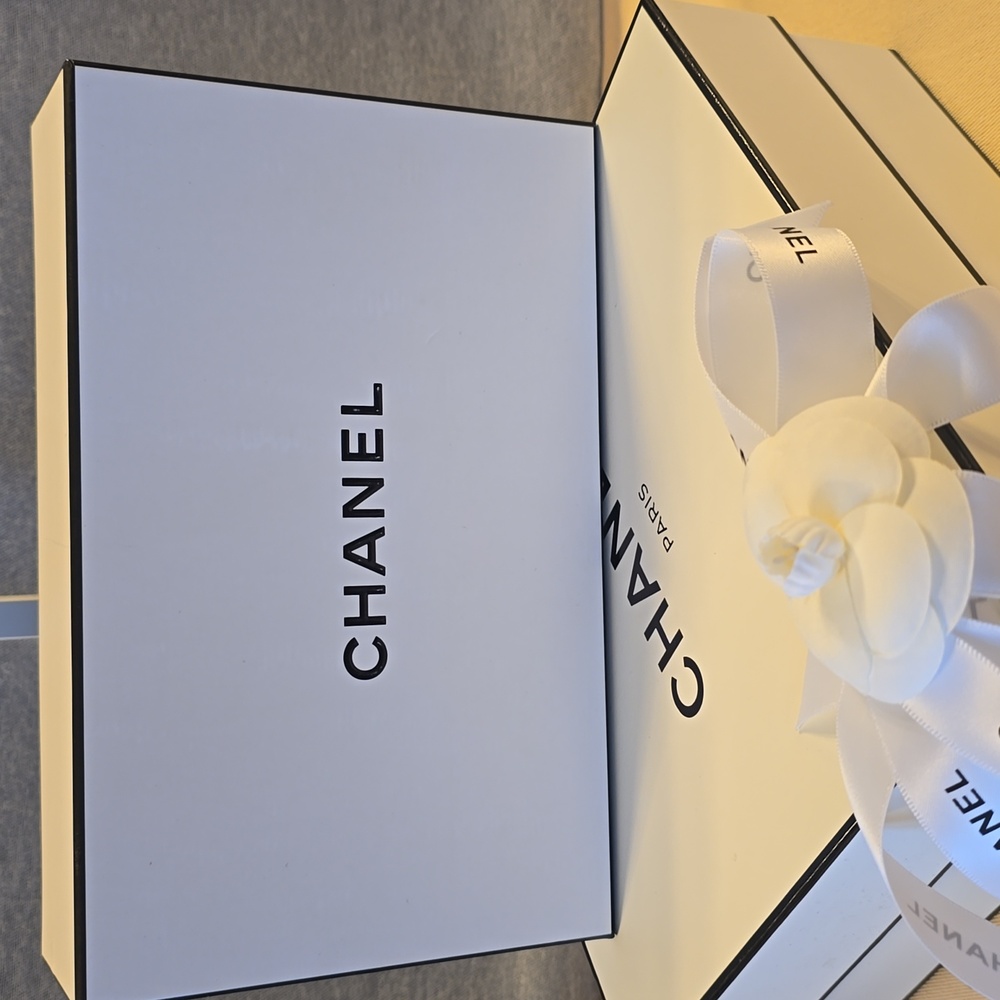 CHANEL White Ribbon Gift Box Set - Elegant Packaging for Women Accessories - Picture 3 of 4